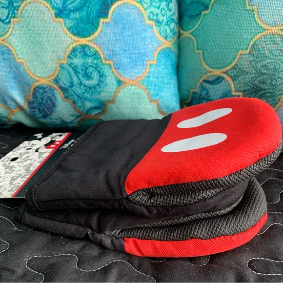 Disney Mickey Mouse Oven Mitts NEW - Picture 5 of 8